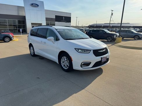 Used 2022 Chrysler Pacifica Touring-L image 3