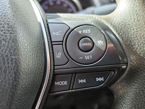 Used 2020 Toyota Camry LE image 21