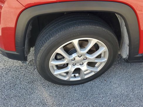 Used 2023 Jeep Compass Latitude image 3