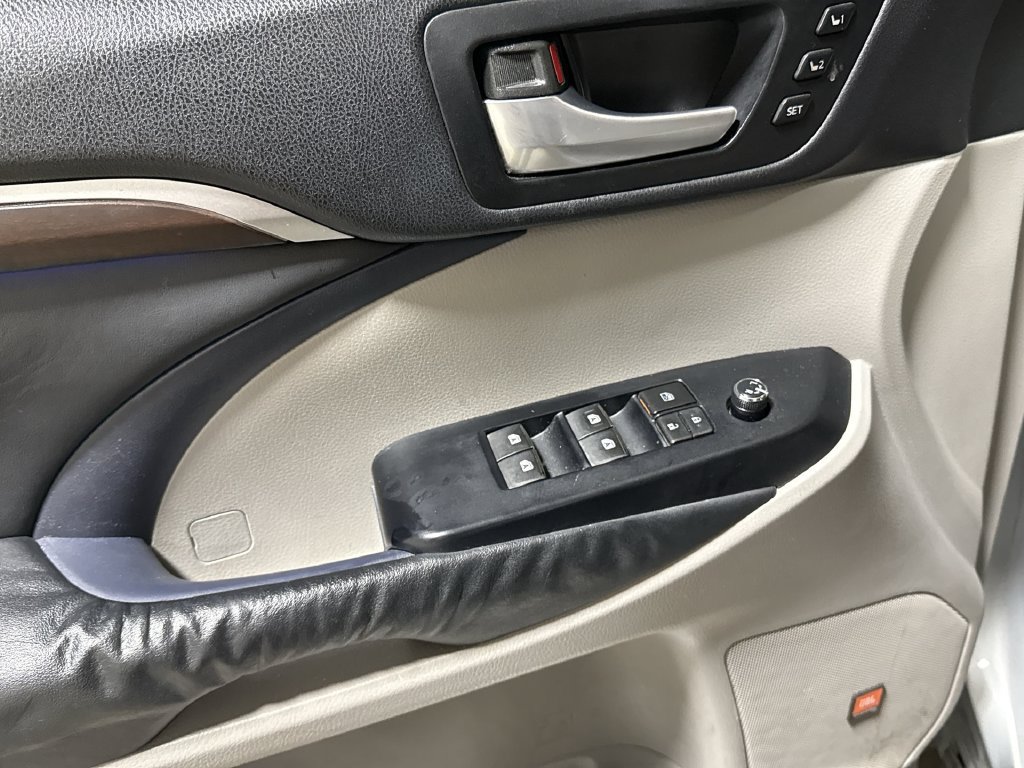 Used 2015 Toyota Highlander Limited AWD/4WD image 22