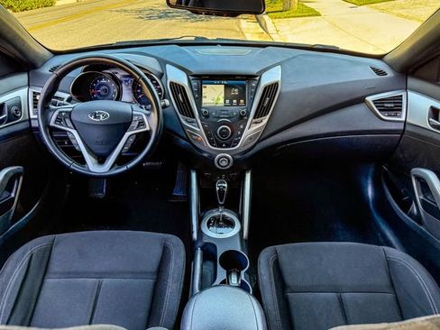 Used 2017 Hyundai Veloster Value Edition FWD image 8