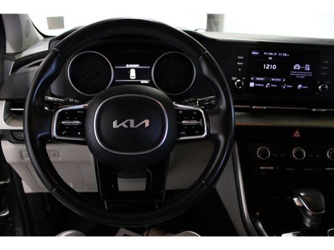 Used 2024 Kia Carnival LX image 18