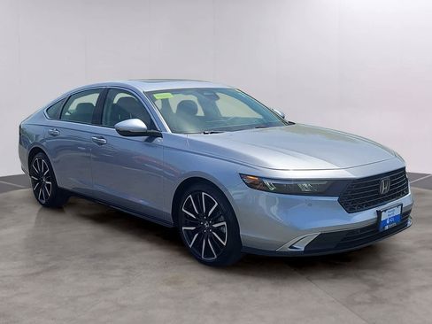 Used 2023 Honda Accord Touring image 3