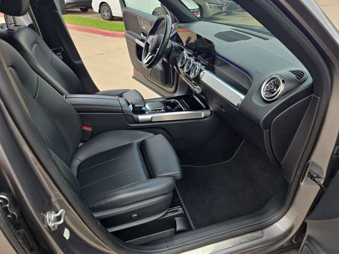 Used 2023 Mercedes-Benz GLB 250 4MATIC w/ Premium Package image 17