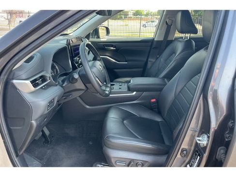 Used 2024 Toyota Highlander XLE FWD image 11