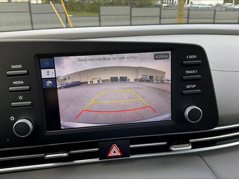Certified 2025 Hyundai Elantra SE FWD image 14