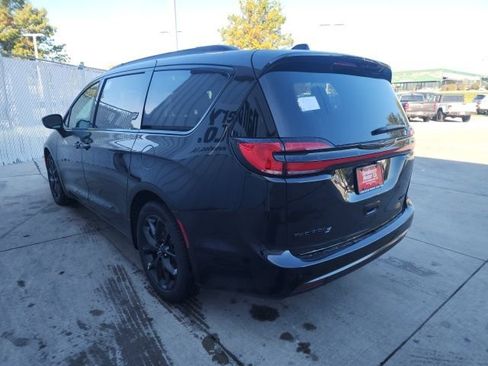 New 2026 Chrysler Pacifica Limited w/ Uconnect Theater Family Group image 26