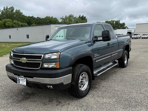 Used 2006 Chevrolet Silverado 2500 LT w/ Heavy-Duty Power Package AWD/4WD image 1