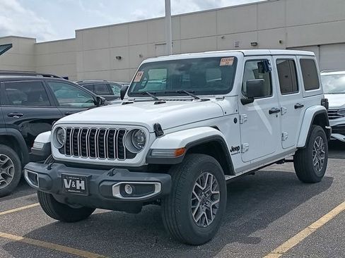 Used 2025 Jeep Wrangler Unlimited Sahara AWD/4WD image 3