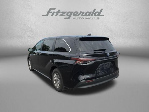 Used 2025 Toyota Sienna LE FWD image 6