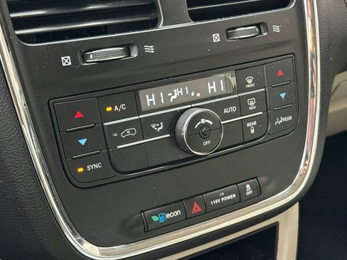 Used 2013 Chrysler Town & Country Touring image 19