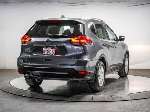 Used 2017 Nissan Rogue SV image 4
