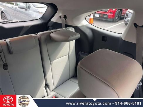 Used 2023 Toyota Highlander XLE AWD/4WD image 11