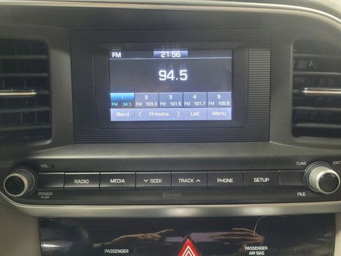 Used 2019 Hyundai Elantra SE FWD image 25