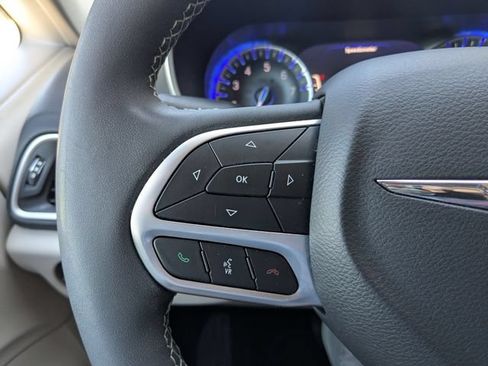 Used 2023 Chrysler Pacifica Touring-L FWD image 19