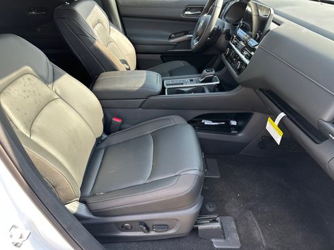 New 2025 Nissan Pathfinder SL w/ SL Premium Package image 13