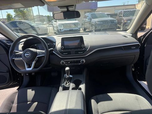 Used 2025 Nissan Altima 2.5 SV FWD image 13