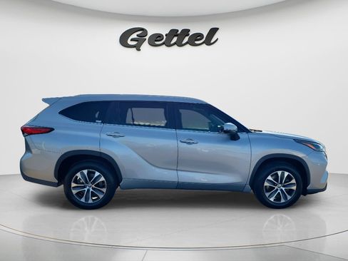 Used 2023 Toyota Highlander XLE FWD image 4