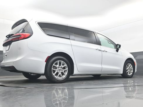 Used 2024 Chrysler Pacifica Touring-L FWD image 24