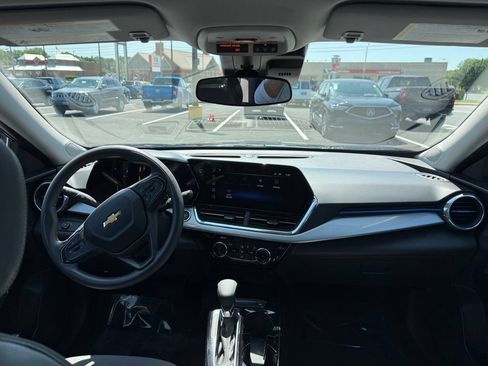 Used 2025 Chevrolet Trax LT FWD image 15