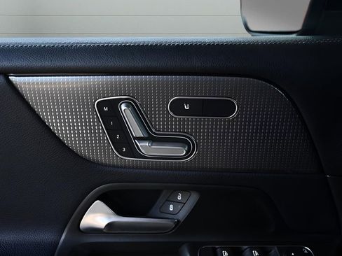 Used 2021 Mercedes-Benz GLB 250 4MATIC w/ Premium Package image 13