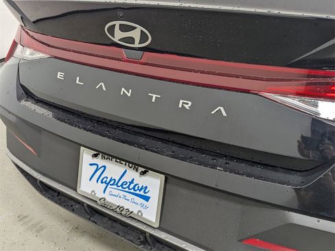 Certified 2025 Hyundai Elantra SE image 8