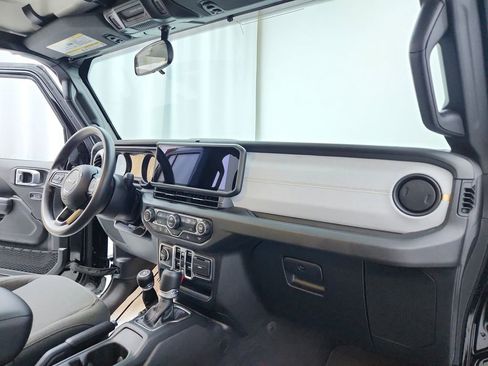 Used 2025 Jeep Gladiator Mojave AWD/4WD image 23