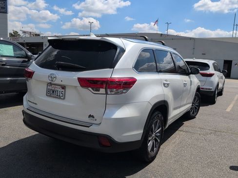 Used 2018 Toyota Highlander XLE image 2