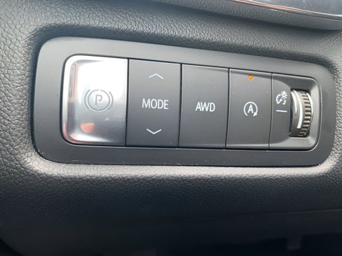 Used 2025 GMC Acadia Elevation image 12