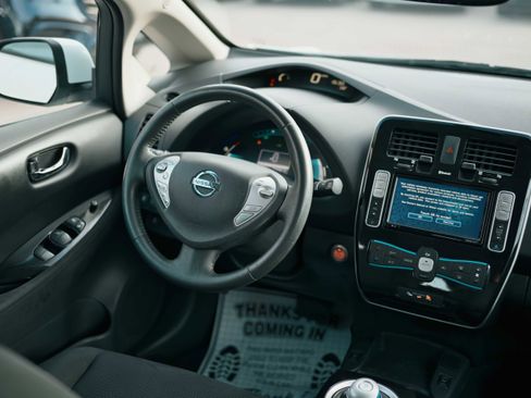 Used 2015 Nissan Leaf SV w/ LED & Quick Charge Package image 9