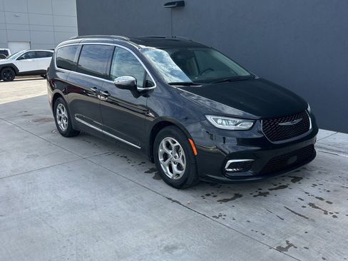 Used 2023 Chrysler Pacifica Limited image 3