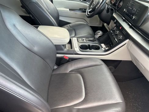 Used 2024 Kia Carnival LX image 13