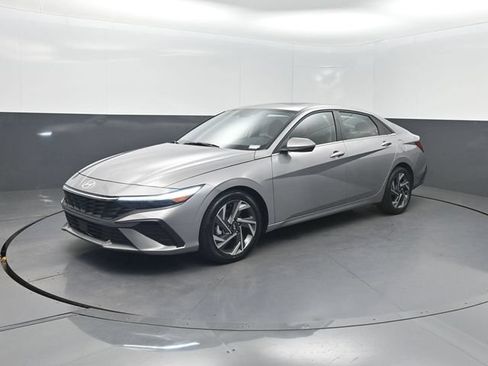 Used 2025 Hyundai Elantra Limited FWD image 32