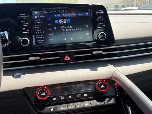 Used 2022 Hyundai Elantra SEL w/ Convenience + Premium Package FWD image 9