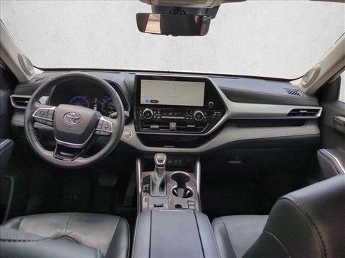 Used 2023 Toyota Highlander Platinum FWD image 18