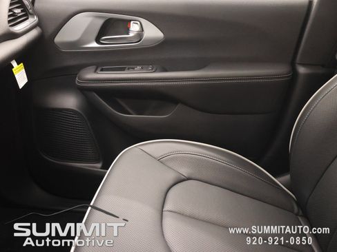 New 2026 Chrysler Pacifica Limited w/ S Appearance Package AWD/4WD image 15