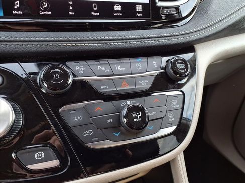 Used 2023 Chrysler Pacifica Limited image 15