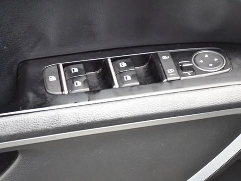 Used 2025 Kia Soul LX w/ LX Technology Package FWD image 16