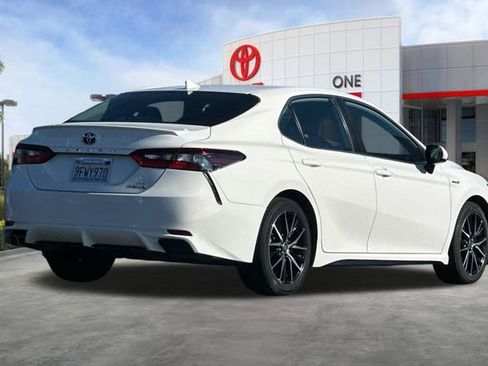 Used 2021 Toyota Camry SE image 4