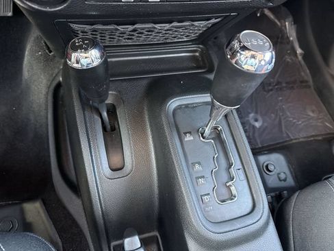 Used 2016 Jeep Wrangler Unlimited Rubicon AWD/4WD image 18