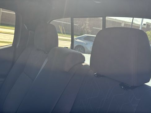 Used 2017 Toyota Tacoma TRD Sport AWD/4WD image 19