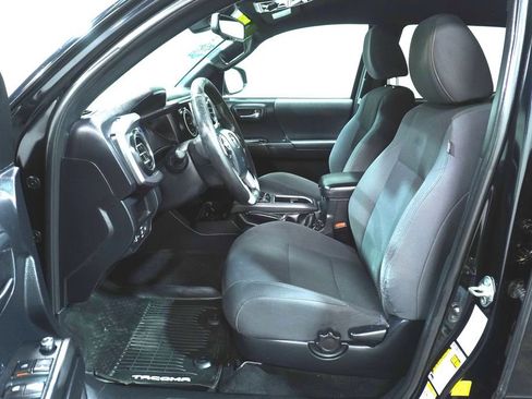 Used 2018 Toyota Tacoma TRD Off-Road w/ Technology Package AWD/4WD image 11