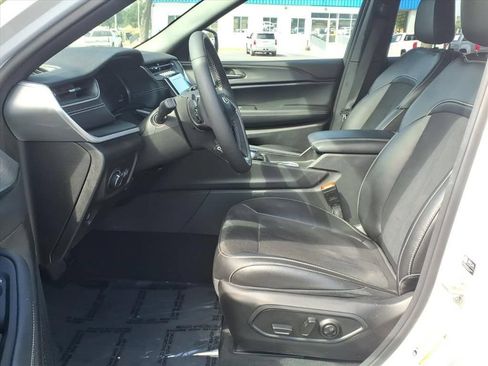 Used 2024 Jeep Grand Cherokee Altitude AWD/4WD image 19