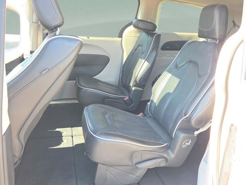 Certified 2022 Chrysler Pacifica Limited w/ Uconnect Theater Family Group image 27