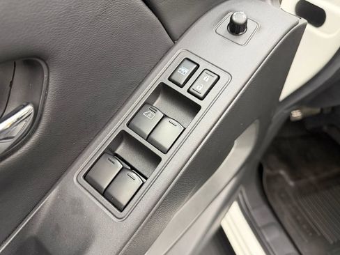 Used 2025 Nissan Frontier SV AWD/4WD image 12