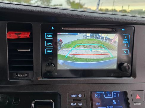 Used 2015 Toyota Sienna XLE image 22