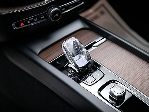 Certified 2024 Volvo XC60 T8 Ultimate w/ Protection Package Premier image 18