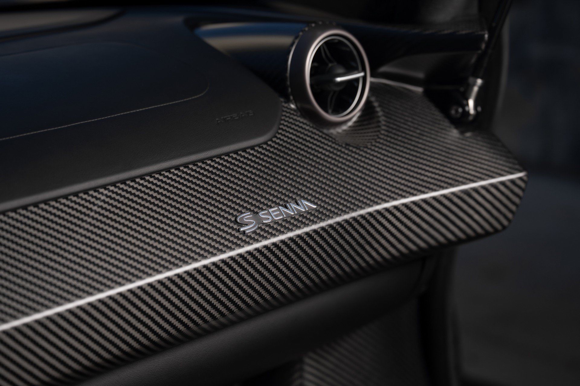 Used 2019 McLaren Senna RWD image 95