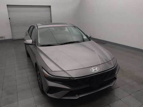 Used 2025 Hyundai Elantra Limited FWD image 14
