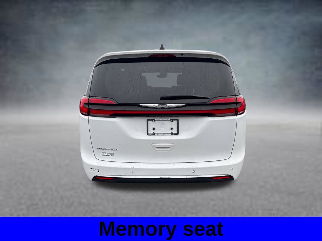 Used 2023 Chrysler Pacifica Touring-L FWD image 8